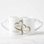 Gold Hearts New Tasse Set<br><div class="desc">Maßgeschneiderte weiße Keramik ineinander greifendes Tasse-Set,  mit Grafiken von zwei verwurzelten Glitzer-Gold aussehen Herzen.  Der goldene braune Text ist bereit,  mit den Namen der Braut und des Bräutigams und dem Hochzeitstag zu personalisieren.  Liebliche Geschenkidee für die Neuvermählten.</div>