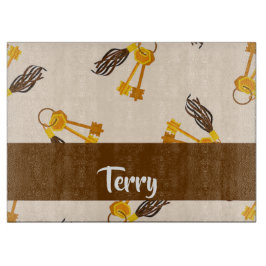 Gold House Keys on Pink Schneidebrett