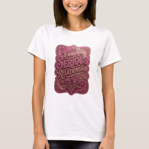 Gold Ich bin in einer ernsten Beziehung mit Wein v T-Shirt