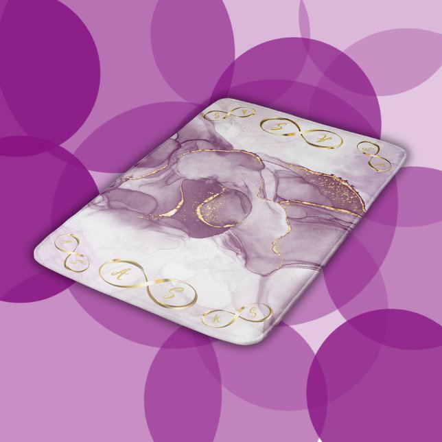 Gold Infinity Initial Monogram auf lila und gold Badematte (Von Creator hochgeladen)