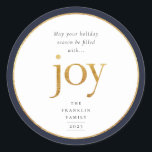 Gold Joy Modern Christmas Classic Round Sticker<br><div class="desc">Möge Ihre Ferienzeit mit Freude erfüllt werden. Goldene Imitate verwickeln die fröhliche Schrift und das Imitat mit einem Rahmen aus dunkelmarineblau,  Ferienaufkleber.</div>