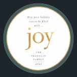 Gold Joy Modern Christmas Classic Round Sticker<br><div class="desc">Möge Ihre Ferienzeit mit Freude erfüllt werden. Goldene Imitate verwickeln die fröhliche Schrift und die Imitate runden Rahmen mit dunkelgrünen Rahmen,  Ferienaufkleber.</div>