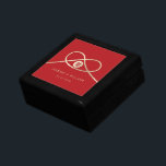 Gold Knot Gewerkschaft Doppeltes Glück Chinesische Geschenkbox<br><div class="desc">Moderne minimalistische doppelte Zufriedenheit Knoten der Gewerkschaft, Liebe und Ehe in Rot und Gold. Das doppelte Glück ist ein klassisches und schönes Symbol, das bei allen chinesischen, orientalischen und asiatischen Hochzeiten verwendet wird. Der Hintergrund kann in eine beliebige Farbe geändert werden. Alle Texte können bearbeitet werden. Entworfen / Original-Kunstwerk von...</div>