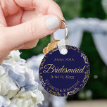 Gold Lace Bridesmaid Hochzeitsgeschenk Navy Blue Schlüsselanhänger<br><div class="desc">Diese Schlüsselanhänger sind so konzipiert, dass sie den Hochzeitsjungfrauen bei ihrer Hochzeitsfeier einen Vorzug geben. Sie zeichnen sich durch ein schlichtes und dennoch elegantes Design mit marineblau-blauem Hintergrund, goldenen Schriftzeichen und einem goldenen Rahmen aus Imitaten aus. Ein perfekter Weg, um Ihren Hochburgen zu danken, dass sie Teil Ihres besonderen Tages...</div>