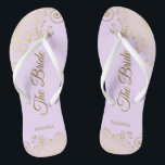 Gold Lace Elegant Lilac Lila Bridesmaid Wedding Flip Flops<br><div class="desc">Diese eleganten Hochzeitskippen sind eine großartige Möglichkeit, um Ihren Brautmädchen zu danken und sie zu erkennen und ihnen nach einem langen Tag eine Erholung zu geben. Das schöne Design zeichnet sich durch ein elegantes Design mit goldfarbenen Spitzen-Frills auf einem blassfarbenen lila, lavendelfarbenen oder lila Hintergrund und extravaganten goldfarbenen Schriftzeichen aus....</div>