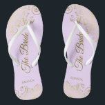 Gold Lace Elegant Lilac Lila Bridesmaid Wedding Flip Flops<br><div class="desc">Diese eleganten Hochzeitskippen sind eine großartige Möglichkeit, um Ihren Brautmädchen zu danken und sie zu erkennen und ihnen nach einem langen Tag eine Erholung zu geben. Das schöne Design zeichnet sich durch ein elegantes Design mit goldfarbenen Spitzen-Frills auf einem blassfarbenen lila, lavendelfarbenen oder lila Hintergrund und extravaganten goldfarbenen Schriftzeichen aus....</div>