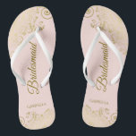 Gold Lace Elegante Blush Pink Bridesmaid Wedding Flip Flops<br><div class="desc">Diese eleganten Hochzeitskippen sind eine großartige Möglichkeit, um Ihren Brautmädchen zu danken und sie zu erkennen und ihnen nach einem langen Tag eine Erholung zu geben. Das schöne Design zeichnet sich durch ein elegantes Design mit goldfarbenen Spitzen-Frills auf einem hellrot-rosa Hintergrund und extravagant goldfarbenen Schriftzeichen aus. Der Text liest Bridesmaid...</div>