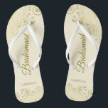 Gold Lace Elegante Ivory Cream Bridesmaid Wedding Flip Flops<br><div class="desc">Diese eleganten Hochzeitskippen sind eine großartige Möglichkeit, um Ihren Brautmädchen zu danken und sie zu erkennen und ihnen nach einem langen Tag eine Erholung zu geben. Das schöne Design zeichnet sich durch ein elegantes Design mit goldenen Spitzen-Frills auf einem Elfenbein oder cremefarbenen Hintergrund und extravaganten goldfarbenen Schriftzeichen aus. Der Text...</div>