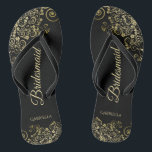 Gold Lace Frills Elegante Black Bridesmaid Wedding Flip Flops<br><div class="desc">Diese eleganten Hochzeitskippen sind eine großartige Möglichkeit, um Ihren Brautmädchen zu danken und sie zu erkennen und ihnen nach einem langen Tag eine Erholung zu geben. Das schöne Design zeichnet sich durch ein elegantes Design mit goldenen Spitzen-Frills auf klassischem schwarzem Hintergrund und extravagant goldfarbenen Schriftzeichen aus. Der Text liest Bridesmaid...</div>