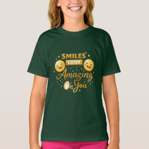 Gold „Lächeln sieht auf dir großartig aus“ Mädchen T-Shirt