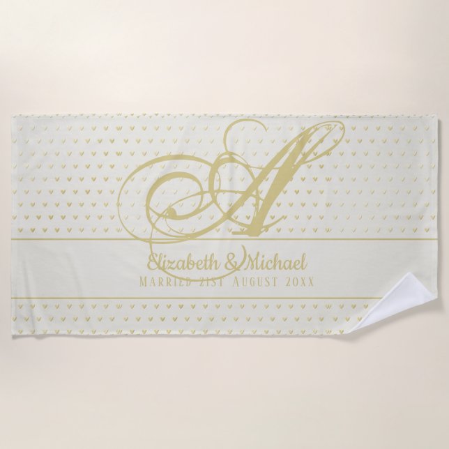 Gold Liebe Hearts Monogram Wedding Gift Newlyweds Strandtuch (Vorderseite)