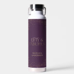 Gold lila Glitzer 50 und fabelhafte Geburtstagspar Trinkflasche<br><div class="desc">Gold lila Glitzer Effekt 50 und fabelhaftes Geburtstag Modernes Script Text monochrome Design. Teil einer Sammlung.</div>