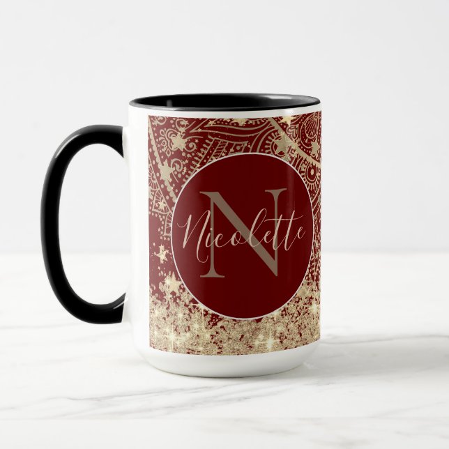 Gold Lotus Mandala mit Gold Stars Monogram auf Red Tasse (Links)