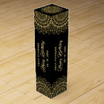 Gold Mandala auf schwarzen Damasken Hintergrund Weinbox<br><div class="desc">Gold verzierte Mandala auf schwarz und dunkelgrau monochromen Hintergrund. Anpassbarer Text in einem passenden goldfarbigen Geburtstag.</div>