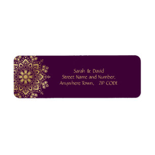 Gold Mandala Blühe auf Lila Eggplant Plum