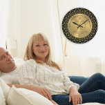 Gold Mandala zum 50. Geburtstag der Schwarzen Hoch Große Wanduhr<br><div class="desc">Gold verzierter Mandalakreis auf schwarzem Hintergrund,  anpassbare Gold Hochzeit Jahrestag. Feiern von 50 Jahren glücklicher Erinnerungen anpassbarer Text.</div>