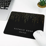 Gold Marquee Personalisiert Mousepad<br><div class="desc">Chic personalisiertes Mousepad zeigt Ihren Namen,  Ihren Firmennamen oder die Wahl eines benutzerdefinierten Textes in klassisch weißer Schrift auf einem reichen schwarzen Hintergrund mit senkrechten Streifen von Imitaten goldgeflochtene Folienzeichenbeleuchtung von oben.</div>