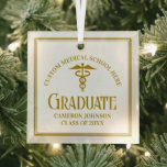 Gold Medical School Abschluss Custom Christmas Ornament Aus Glas<br><div class="desc">Dieses schicke,  vergoldete Geschenk für die Pflege oder den Abschluss der Medizinschule Weihnachtsschmuck bietet moderne Typografie für eine Klasse von 2025 Absolventen. Passen Sie mit Ihrem geschlossen Jahr unter dem Caduceus Symbol für eine Krankenschwester oder Ärztin Gedenkveranstaltung.</div>