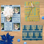 Gold Menorah Typografie Foto Blue Hanukkah Geschenkpapier Set<br><div class="desc">Shoppen Sie Hanukkah Packpapier Blätter in einem lustigen Sortiment von Gold Menorah Streifen, blau auf gelben goldenen Typografie und ein personalisiertes Hinzufügen Ihrem Foto-Design. Laden Sie Ihr Foto hoch und personalisieren Sie zwei separate Vorlagen auf dem hellpastellblauen Design. Schaffen Sie Chanukah-Beifall, indem Sie Ihrem Kind den Namen in das Typografie-Design...</div>