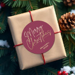 Gold Merry Christmas Cranberry Runder Aufkleber<br><div class="desc">Frohe Weihnachten in einem Imitat Goldfolienskript und Ihre Namen in schicker Schrift,  diese Cranberry Rot Aufkleber sind stilvoll für jeden Weihnachtsfeiertag. MEHR FARBEN und passende Produkte in unserer Kollektion.</div>