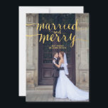 GOLD MERRY & VERHEIRATET | FERIENFOTOKARTE FEIERTAGSKARTE<br><div class="desc">Erste Weihnachten Neuauflage! Senden Sie Ihre Urlaubssgrüße als Ehemann und Ehefrau mit dieser wunderschönen "fröhlichen und verheirateten" Fotokarte in Goldschrift, einem klassischen Schriftart, als Typografie-Overlay mit Ihrem Foto. Elke Clarke © Goldfolie (bedruckter Foto-Effekt) und weißes Streifen-Muster auf der Rückseite. Weitere Farben und Stile sind in unserem Shop erhältlich. www.zazzle.com/epclarke.</div>