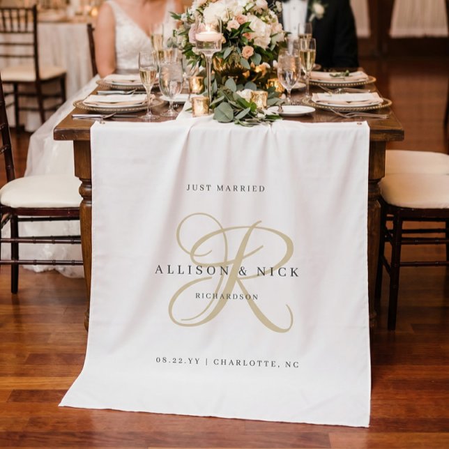 Gold Minimalistic Monogram Just Married Reception Wandteppich (Von Creator hochgeladen)