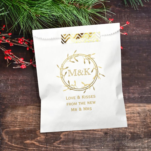 Gold Mistletoe Wreath Winter Wedding Fevor Bag Geschenktütchen (A festive gold mistletoe wreath with space for your initials and a short thank you message)