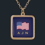 Gold Mit Monogramm American Flag Necklace Vergoldete Kette<br><div class="desc">Diese amerikanische Flag-Kette ist ein großartiges Geschenk für Damen und Herren. Das Design stammt aus der Originalkunst.</div>