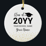 Gold | Modernes Foto Abschluss Weihnachtsgeschenk Keramik Ornament<br><div class="desc">Dieses moderne Abschluss Keramik-Ornament verfügt über die Goldtypografie "Class of 20YY (Abschluss Year)" und eine Graduiertenkappengrafik mit konfetti Hintergrund. Sie können den Text anpassen. Weitere Farboptionen und Sondergeschenke für Abschluss sind in meinem Shop BaraBomDesign erhältlich.</div>
