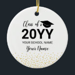 Gold | Modernes Foto Abschluss Weihnachtsgeschenk Keramik Ornament<br><div class="desc">Dieses moderne Abschluss Keramik-Ornament verfügt über die Goldtypografie "Class of 20YY (Abschluss Year)" und eine Graduiertenkappengrafik mit konfetti Hintergrund. Sie können den Text anpassen. Weitere Farboptionen und Sondergeschenke für Abschluss sind in meinem Shop BaraBomDesign erhältlich.</div>