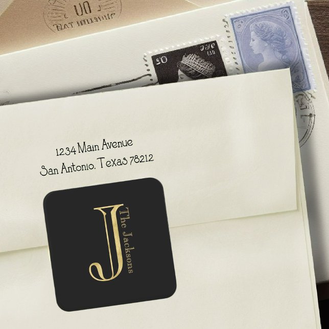 Gold Monogram J und Name auf einer beliebigen Farb Quadratischer Aufkleber (Von Creator hochgeladen)