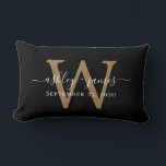 Gold Monogram Wedding Date Black Lumbar Pillow Lendenkissen<br><div class="desc">Das elegante Hochzeitskissenkissen mit seinen Namen in weißer, schicker Schrift-Kalligraphie und dem goldenen Monogramm auf schwarzem Hintergrund. Fügen Sie einfach Ihre Namen, Monogramm und Hochzeitstermin ein. Großartiges Geschenk für ein frisch verheiratetes Paar. Exklusiv für Sie entworfen von Happy Dolphin Studio. Wenn Sie Hilfe oder passende Produkte benötigen, kontaktieren Sie uns...</div>