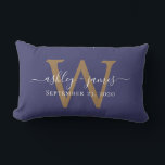Gold Monogram Wedding Date Navy Blue Lendenkissen<br><div class="desc">Das elegante Hochzeitskissenkissen mit seinen Namen in weißer, schicker Schrift-Kalligraphie und dem stilvollen goldenen Monogramm auf marinebasischem Hintergrund. Fügen Sie einfach Ihre Namen, Monogramm und Hochzeitstermin ein. Großartiges Geschenk für ein frisch verheiratetes Paar. Exklusiv für Sie entworfen von Happy Dolphin Studio. Wenn Sie Hilfe oder passende Produkte benötigen, kontaktieren Sie...</div>