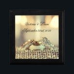 Gold Name Date Rings Keepake Elegante Hochzeit Erinnerungskiste<br><div class="desc">Die herrliche und elegante Goldhochzeit bewahrt die Geschenkboxen mit Braut und Bräutigam und dem Hochzeitstag. Was für eine schöne Art,  sich an Ihren besonderen Tag zu erinnern. Schön. Fantastisches Brautparty oder Hochzeitsgeschenk.</div>
