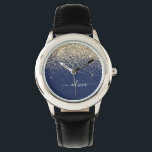 Gold Navy Blue Glitzer Script Monogram Girl Name Armbanduhr<br><div class="desc">Navy Blue und Gold Sparkle Glitzer Script Monogram Name Watch. Das macht den perfekten 16 Geburtstag,  Hochzeit,  Brautparty,  Jubiläum,  Babydusche oder Junggeselinnen-Abschied Geschenk für jemanden,  der Lieben glamourösen Luxus und schicke Stile.</div>