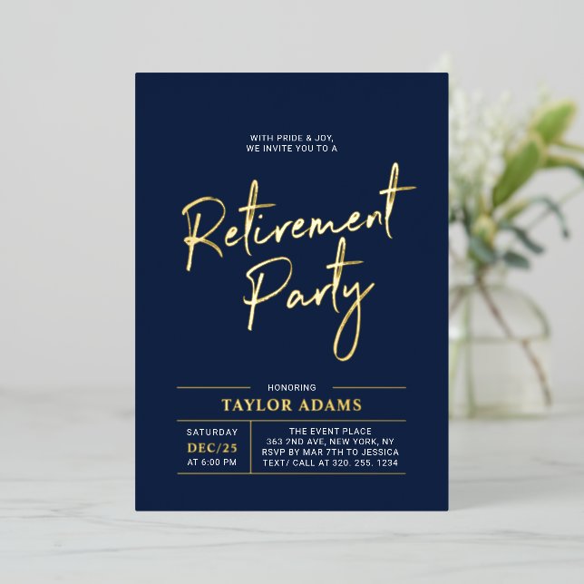 Gold & Navy Modernes Brush Script Retirement Party Folieneinladung (Stehend vorne)