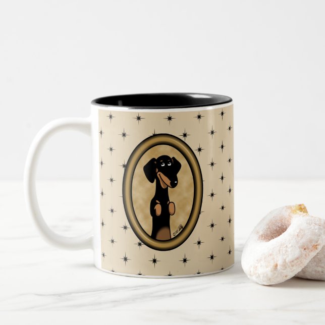 Gold Oval Dackel Cartoon Portrait (schwarz & tan) Zweifarbige Tasse (Mit Donut)