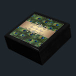 Gold Peacock Geschenkbox<br><div class="desc">Pfaue Geschenkboxen mit wunderschönem Pfauenfederhintergrund und Goldschmuckzentrum. Passen Sie Ihren Text im Schriftart-Stil und in der Farbe Ihrer Wahl an.</div>