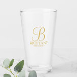 Gold Personalisierte Monogramm und Name Bridesmaid Glas<br><div class="desc">Klassischer Personalisierter Bridesmaid-Glass aus Weiß und Gold mit personalisiertem Monogramm im eleganten, goldfarbenen Drehbuch-Schriftart-Stil mit Name und Titel der Brautjungfrau im klassischen Schriftart-Stil. Auch perfekt für Trauzeugin, Mutter der Braut und mehr. Bitte beachten Sie: Die Details der Folie werden im Kunstwerk simuliert. Bei der Herstellung dieses Produktes wird keine Folie...</div>