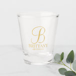 Gold Personalisierte Monogramm und Name Bridesmaid Schnapsglas<br><div class="desc">Moderner Personalisierter Bridesmaid-Shot-Glass mit personalisiertem Monogramm im eleganten,  goldfarbenen Drehbuch-Schriftart-Stil mit Name und Titel der Brautjungfrau im klassischen,  goldenen Serif-Schriftart-Stil. Auch perfekt für Trauzeugin,  Mutter der Braut und mehr. Bitte beachten Sie: Die Details der Folie werden im Kunstwerk simuliert. Bei der Herstellung dieses Produktes wird keine Folie verwendet.</div>