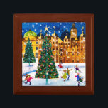 Gold Pink Christmas Winter Ice Skaten Erinnerungskiste<br><div class="desc">Es ist ein Abend schneebedeckter Spaß. Jeder genießt eine Nacht auf der Bahn von Eis Skaten. In der Winterszene um sie herum erhellt das Glühen des Weihnachtsbaumes den frisch fallenden Schnee.</div>