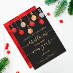 Gold Red Silver Glitzer Hängende Ornament Weihnach Feiertagskarte<br><div class="desc">Diese niedliche und einzigartige Weihnachtsgrüßkarte ist perfekt, um Ihre Einladungen mit einer besonderen Touch zu personalisieren. Es besteht aus acht Imitaten, die funkelnd Gold, Silber, Roter Glitzer und Folie bedruckt haben und auf einem schwarzen Hintergrund mit Bögen versehen sind. Auf der Kartenrückseite ist ein funkelnd rotes Glitzer-Sequenzmuster dargestellt. Es ist...</div>