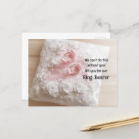 Gold rennt auf einem Satinkissenring