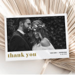 Gold Retro Bold Typografy Foto Wedding Dankeskarte<br><div class="desc">Retro Bold Typografy Gold Foto Hochzeit Danke Karte | Dieses anpassbare Foto danke Ihnen eine Flachkarte mit Gold Retro fett formatierten Typografie. Es eignet sich hervorragend für verschiedene Veranstaltungen wie Hochzeiten und Abschlüsse. Personalisieren Sie Ihre Lieblings-Horizontale-Fotos. Es ist auch als Postkarte und als gefaltete Karte erhältlich.</div>