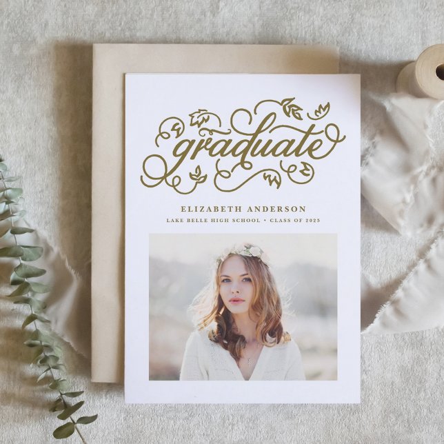 Gold Rustikale Kalligrafie Foto Abschluss Einladung (Customizable photo graduation invitation featuring whimsical rustic calligraphy. )