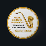 Gold Saxophone Player Personalisiert Band Button<br><div class="desc">Dieser moderne,  maßgeschneiderte Gold High School Marching Band Knopf enthält den Student- und Bandnamen unter dem Saxophoninstrument. Individuell für Symphonic-,  Windensemble- oder Konzertkapelle-Mitglieder oder deren Regisseur für ein großartiges Abschluss-Sake-Geschenk.</div>