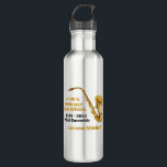 Gold Saxophone Player Personalisiert Band Edelstahlflasche<br><div class="desc">Diese moderne,  maßgeschneiderte Goldmarschband Wasserflasche mit dem Student- und Bandnamen unter dem Saxophoninstrument. Individuell für Symphonic-,  Windensemble- oder Konzertkapelle-Mitglieder oder deren Regisseur für ein großartiges Abschluss-Sake-Geschenk.</div>