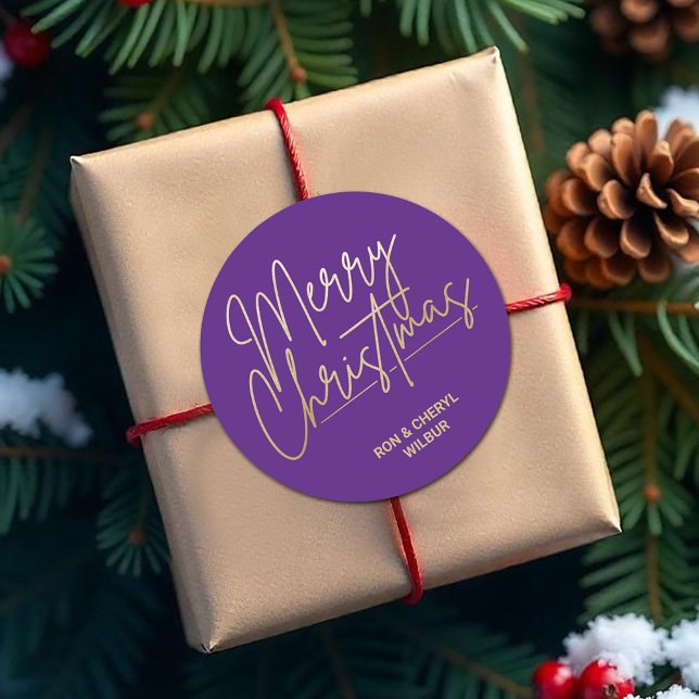 Gold Script Frohe Weihnachten auf Lila Runder Aufkleber (Merry Christmas in gold script on purple 3" round stickers)