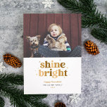 Gold Shine Bright Hanukkah Foto Card<br><div class="desc">Diese lustige Hanukkah-Karte zeichnet sich durch leuchtende Worte in bunten Buchstaben aus,  die Platz für ein Single-Foto bieten. Die Rückseite weist ein passendes Streifen-Muster auf.</div>