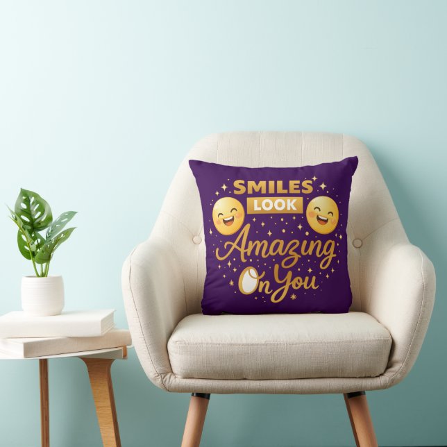 Gold “Smiles Look Amazing On You” Throw Pillow Kissen (Stuhl )